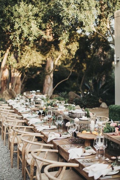 Intimate Dinner Party Decor, Elegant Engagement Party Ideas, Modern Backyard Wedding, Family Style Weddings, Backyard Engagement Parties, Backyard Dinner, Elegant Backyard Wedding, Outdoor Dinner Party, Elegant Backyard