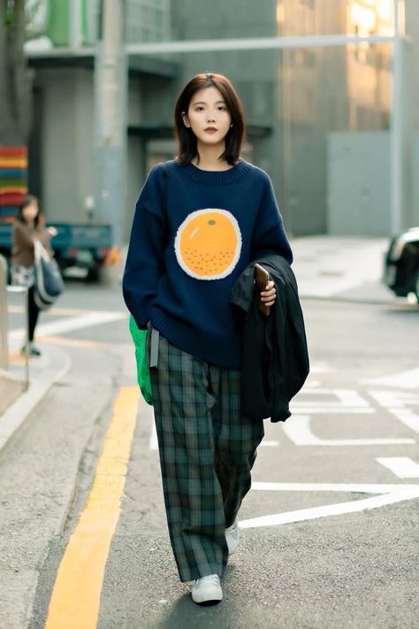 7a6a74cbe87bc60030a4bd041dd47b78desc35237155ri London Street Fashion, 일본 패션, Date Outfit Summer, Seoul Fashion, Korean Street, London Street Style, Women Street, Outfit Trends, Plaid Pants