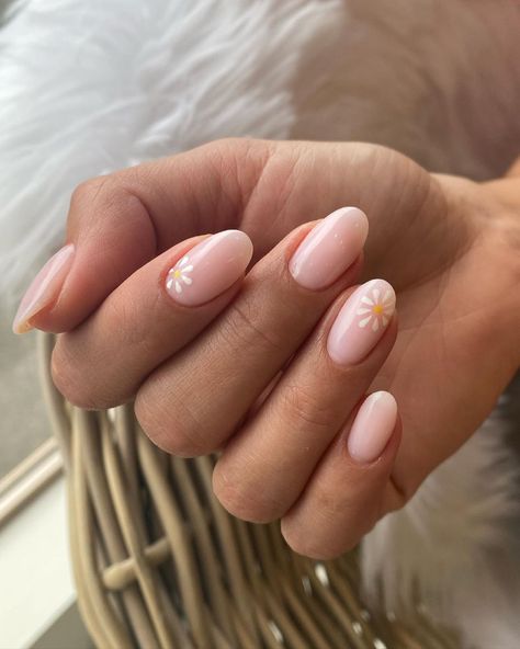 Simple Spring Nails Short Almond, Pastel Spring Nails, Spring Manicure, Spring Nail Ideas, Daisy Nail Art, Simple Spring Nails, Spring Nail Designs, Nude Nail Designs, Nagel Tips