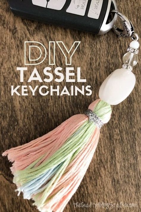 How to Make a DIY Tassel Keychain | The Crafty Blog Stalker Diy Tassel Keychain, Tassel Keychain Diy, How To Make Keychains, Keyring Craft, Tassel Crafts, Keychain Craft, Boho Keychain, Team Bonding, Tassel Keyring