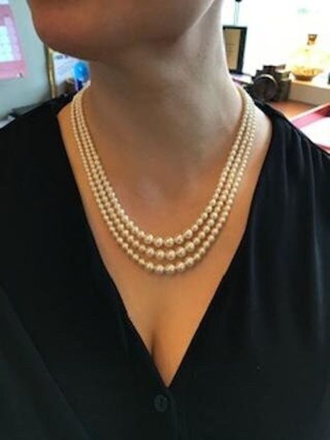 Pearl Necklace Outfit, Three Strand Pearl Necklace, Graduated Pearl Necklace, Swarovski Pearl Necklace, Necklace Outfit, Pearl Necklace Designs, Pearl Bridal Jewelry, Beaded Necklace Designs, Pearl Jewelry Wedding