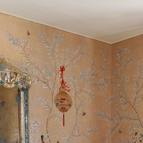 de Gournay on Instagram: "Set against our delicate ‘Cecily’ wallpaper, brimming with birdcages, ribbons, and airy branches, a charming breakfast table is laid with our hand-painted ‘Queen Anne’ porcelain. Garlanded with a finely figured border of stylised leaves in gilt and red enamels, this elegant pattern is inspired by an 18th century Chinese Export dinner service that was likely originally a copy of a European design.  Silverware by @ifranksantiques  Placemats by @losencajeros provided by @__abask__  Glassware by @bollenglassdesign provided by @__abask__  Napkins by @bonadeaofficial  Tablecloth by @cutterbrooksshop  ____________________________⁣ #degournay #degournaywallpaper #interiordesign #handpainted #handpaintedwallpaper #chinoiserie #handpaintedporcelain #porcelain" Project Wallpaper, De Gournay Wallpaper, Magnolia Wallpaper, Tapete Gold, Antique Flatware, Banana Leaf Wallpaper, Wallpaper Project, Hand Painted Wallpaper, Silk Wallpaper