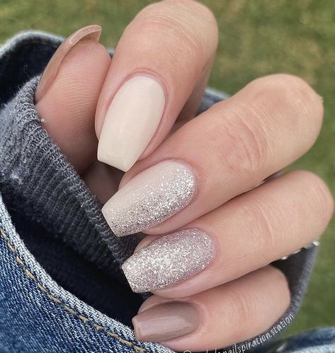 January Nails Natural, Rose Gold Nails Simple, Nude Winter Nail Designs, Winter Sun Nails, Neutral New Years Nails, Simple January Nails, Nye Nails 2022, Pretty Winter Nails Classy, January Nails Ideas Simple