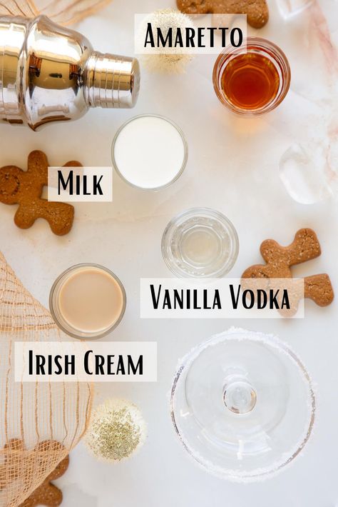 Vanilla Cocktails, Vanilla Vodka Cocktails, Cookie Martini Recipe, Vodka Holiday Drinks, Sugar Cookie Martini Recipe, Sugar Cookie Martini, Christmas Cocktails Vodka, Cocktail Amaretto, Cookie Martini