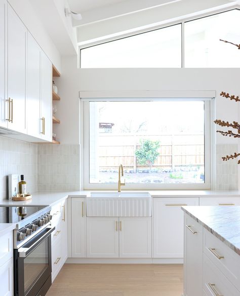 What makes butler sinks a standout choice in modern Australian kitchen design? This stunning kitchen by @symmetrie_ showcases our Novi Butler sink.⁠ ⁠ Its deep, spacious basin effortlessly combines classic charm with contemporary functionality.✨ 😍⁠ ⁠ Whether your style is coastal, farmhouse, or minimalist, a butler sink adds character and practicality to today’s kitchens. ⁠ Interior Design & Styling @symmetrie_⁠ Architect @sgroupofficial⁠ Builder @the.baker.group⁠ Photography @symmetrie_⁠ Butlers Sink Kitchen, Australian Kitchen Design, Australian Kitchen, Kitchens Interior, European Kitchen Design, Butler Sink Kitchen, Freestanding Oven, European Kitchen, European Kitchens