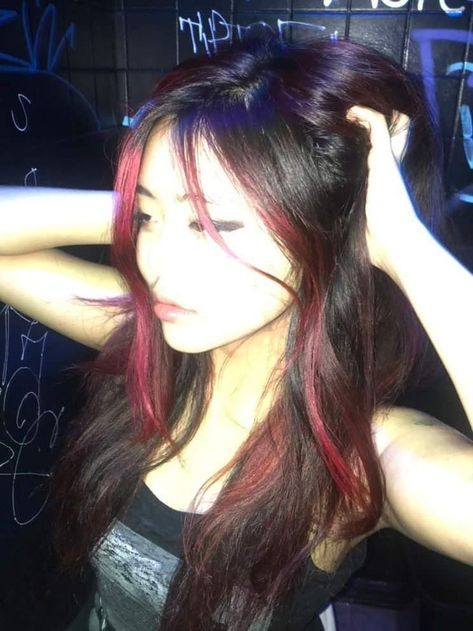 Dark Red And Black Hair Ideas, Red And Black Hair Asian, Dark Red Skunk Hair, Black And Cherry Red Hair, Skunk Hair Red, Red Hair With Black Roots, Peekaboo Red Hair, Punk Red Hair, Red Hair Asian Girl