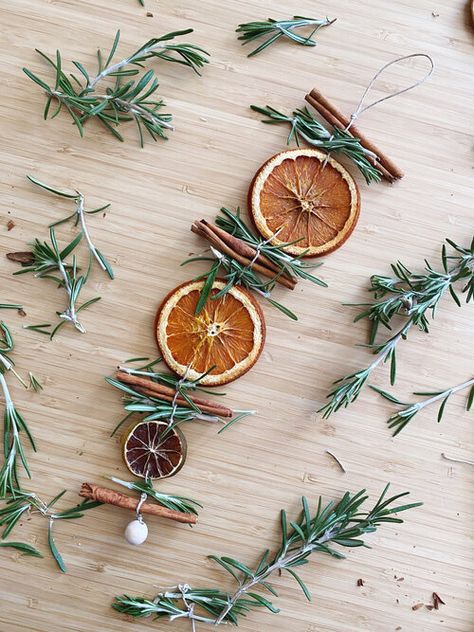 Citrus And Cinnamon Garland, Christmas Tree With Lemons, Dried Apple And Orange Garland, Christmas Tree Dried Fruit, Citrus Christmas Garland, Christmas Dried Fruit Garland, Citrus Ornament Diy, Foraged Christmas Garland, Dried Citrus Crafts