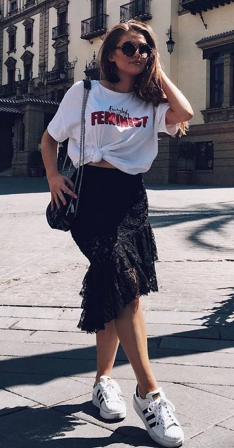 cool ootd: t-shirt + skirt + bag Summer Sporty Outfits, Tshirt With Skirt, Outfits With Skirt, Sporty Summer Outfits, T Shirt Skirt, Leather Jacket Dress, Trendy Outfit Ideas, Style Inspiration Casual, Cool Summer Outfits