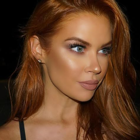 Red Brown Hair Makeup, Fall Makeup Redhead, Makeup For Auburn Hair And Blue Eyes, Blue Eyes Red Hair Makeup, Red Head Glam Makeup, Eye Makeup For Red Hair, Full Glam Makeup Looks Blue Eyes, Makeup For Auburn Hair, Eye Makeup Red Hair