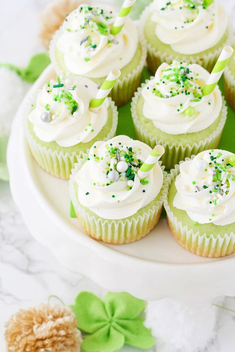 These shamrock shake cupcakes are so adorable, and perfect for St. Patrick's Day! Shamrock Shake Cupcakes, Shamrock Cupcakes, Irish Dinner, Irish Apple Cake, Guinness Beef Stew, Irish Desserts, Shamrock Shake, Bacon Soup, Cupcake Recipes Chocolate