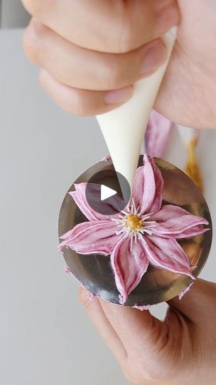 Piping Flowers Tutorial, Buttercream Flowers Tutorial, Piping Tutorial, Flower Piping, Piping Flowers, Buttercream Flower, Buttercream Flower Cake, Clematis Flower, Cake Decorator