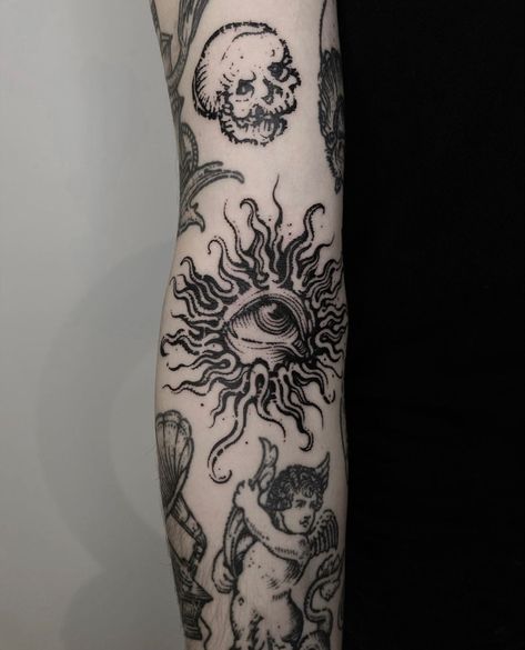 Black And White Witch Tattoo, Cool Patchwork Tattoo Ideas, Dark Men Tattoo, Healthy Tattoo Ideas, Esoteric Tattoo Sleeve, Renassaince Tattoo, Small Creepy Tattoos For Women, Dark Traditional Tattoo Flash, Occult Tattoo Witchcraft