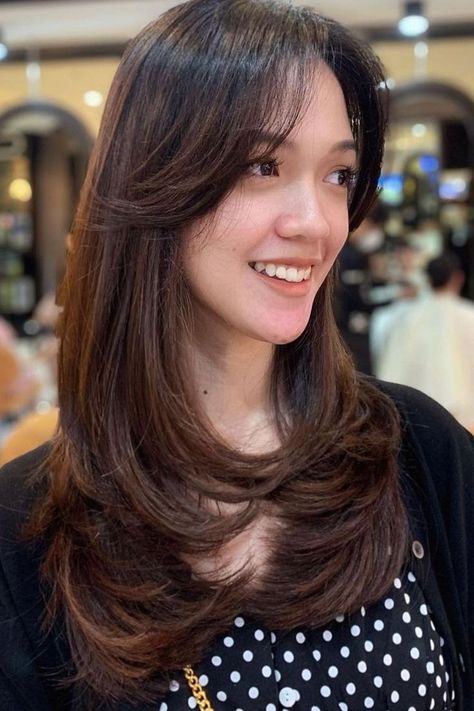 Potongan Oval Layer, Hair Bangs For Oval Face, Front Haircut For Oval Face, Curtain Bangs Oval Face Long Hair, Haircut For Front Hair, Segi Layer Oval, Layer Oval Haircut Long, Hair Cut For Oval Shape Girl Long Hair, U Shaped Haircut With Curtain Bangs