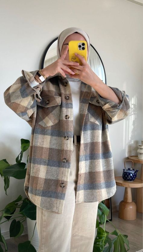 Flannel Hijab Outfits, Winter Shacket Outfit, How To Style Check Shirts Women, Flannel Jacket Outfit, Shacket Outfit Women, Outer Outfit, Casual Leather Jacket Outfit, Checked Shirt Women, Shacket Outfit