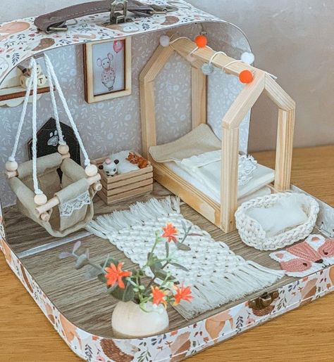 Wooden Doll House Furniture Diy, How To Make Miniature Furniture, How To Build A Doll House Diy, Diy Baby Doll Bed, Mini Craft Ideas, Mini Doll House Diy, Diy Doll Bed, Diy Doll Furniture, Doll House Furniture Diy