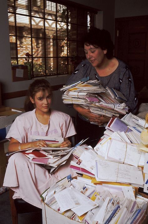 Alyssa with an assistant helping to sort Alyssa's many thousands of fan letters received. Believed to be sometime in 1987... Sienna Core, Alyssa Milano Young, Alisa Milano, Degrassi Junior High, Girly 90s, Who's The Boss, My Name Is Earl, 90s Tv Shows, Retro Fashion Outfits