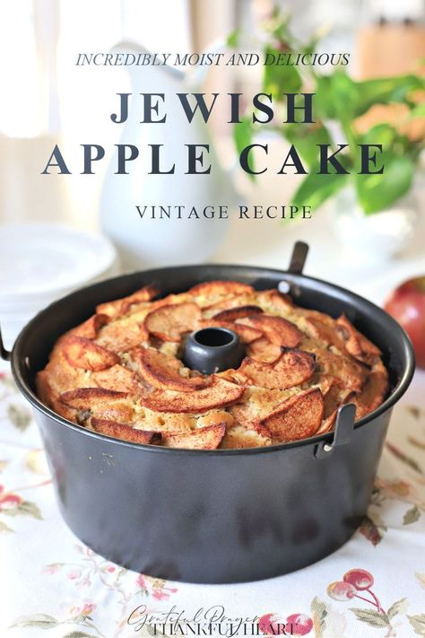 Jewish Apple Cake, Apple Cake Recipe Easy, Grateful Prayer, Jewish Holiday Recipes, Dessert Mini, Jewish Cuisine, Apple Cake Recipe, Apple Walnut, Large Cake