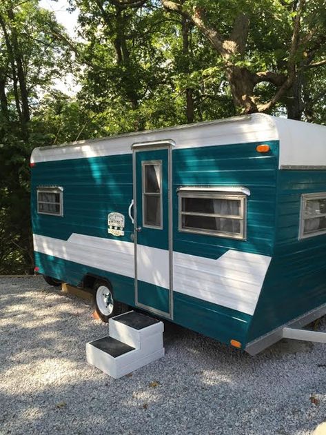 Camper Remodel Exterior, Tiny Campers, Camper Trailer Remodel, Vintage Camper Remodel, Old Campers, Tiny Camper, Vintage Rv, Vintage Campers Trailers, Camper Remodel