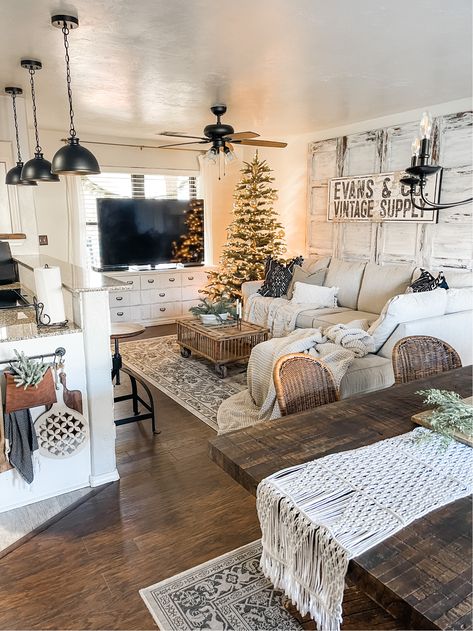 Nature Themed Living Room Decor, Double Wide Living Room Ideas, Christmas Living Room Decorations, Modern Christmas Living Room, Living Room Decor Christmas, Christmas Living Room Ideas, Farmhouse Fixer, Living Room Decorations, Cottage Decor Farmhouse