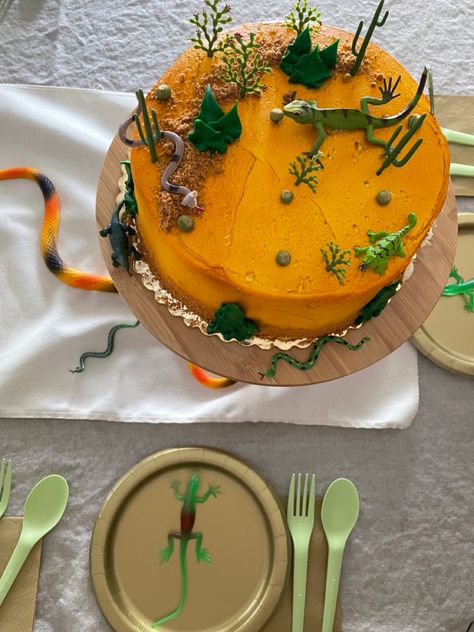 Reptile birthday cake and decoration Reptile Theme Cake, Reptile Cake, Orange Birthday Cake, Orange Cake, 7th Birthday, Reptiles, Birthday Party Themes, Birthday Cake, Birthday Party