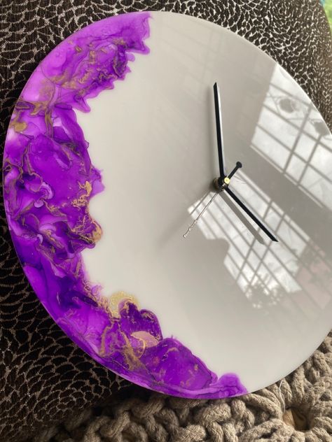 Purple Resin Clock, Alcohol Ink Clock, Resin Clock Ideas, Resin Art Canvas, Resin Pendant Diy, Clock Making, Resin Wall Clock, Amazing Resin, Resin Clock