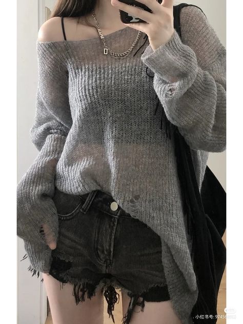 Oversize Sweater Outfit Aesthetic, Baggy Cropped Sweater, Cute Baggy Sweaters, Oversized Off The Shoulder Shirt, Baggy Sweater Outfits, Comfy Korean Outfits, Kou Diabolik Lovers, Grey Sweater Outfit, Acubi Fashion