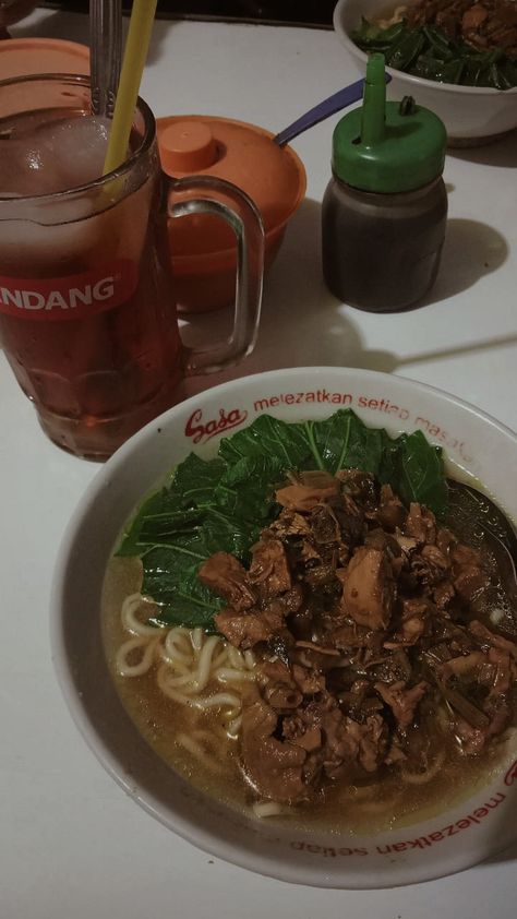 Mie Ayam Aesthetic, Plain Black T Shirt, Cinta Quotes, Instagram Ideas Photography, Indonesian Food, Eren Jaeger, Plain Black, Japchae, Good Mood