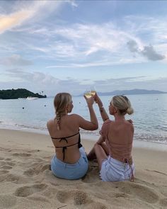 Vacation Pictures Friends, Friend Beach Poses, Bestie Photos, Beach Vacation Pictures, Beach Poses With Friends, Cute Beach Pictures, Beach Instagram Pictures, Friend Vacation, Mid July