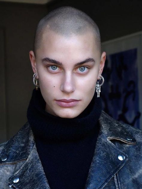 Gender bending... Alice Blomfeldt, Interactive Fiction, Skull Anatomy, Shave My Head, Bald Girl, Photographie Portrait Inspiration, Bald Women, Pinterest Hair, Shaved Head