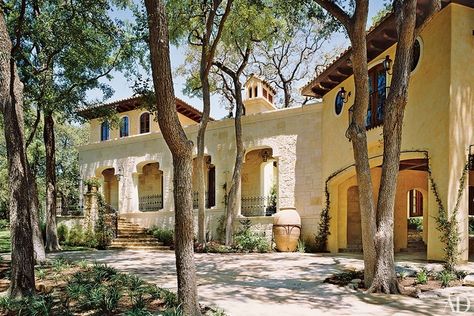 ones of light yellow—achieved with stone instead of paint—warm up this Texas home by Houston-based designer William W. Stubbs. The palatial house, conceived as a cross between traditional Tuscan and Spanish architectures, also features a landscape designed by John S. Troy. Mediterranean Decor Tuscan, Tuscan Homes Interior, Contemporary Mediterranean House, Mediterranean House Interior, Mediterranean Exterior Homes, Luxury Mediterranean Homes, Mediterranean Homes Exterior, Mediterranean Exterior, Mediterranean Mansion