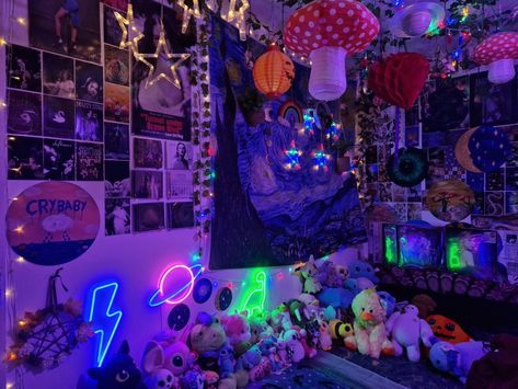 Alien Room Aesthetic, Space Themed Room Aesthetic, Mushroom Aesthetic Room, Aesthetic Retro Room, Maximalism Bedroom, Chaotic Room, Chaotic Room Aesthetic, Maximalist Room, Painted Records