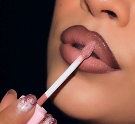 Beautiful. It feels good quality but is a little tricky to close up Pink Lip Gloss Makeup Look, Lip Liner And Gloss Combo, Pink Lip Combo, Lip Makeup Ideas, Lips Looks, Ombré Lips, Ombre Lipstick, Ombre Lip, Glossy Lipstick