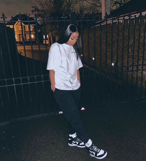 Jordan Outfit Women, Estilo Tomboy, Mode Hipster, Tomboy Outfits, Foto Casual, Tomboy Style Outfits, Chill Outfits, Streetwear Fashion Women, Cute Comfy Outfits