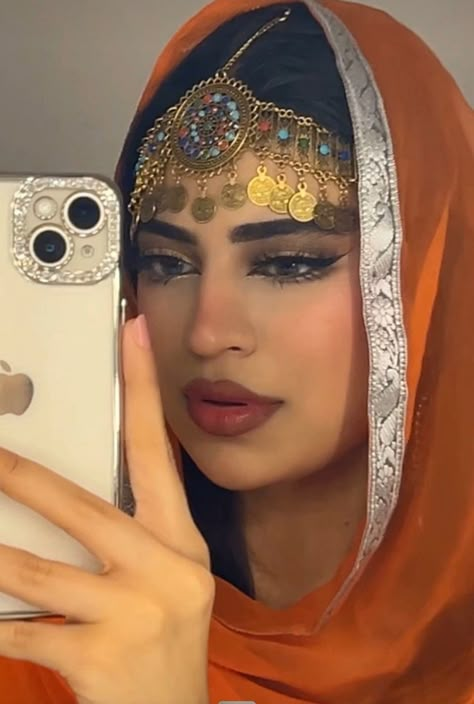 Afghan Girl Afghani Makeup, Afghan Makeup, Afghan Beauty, Long Red Nails, Hijab Beauty, Desi Outfits, Afghan Wedding, Finger Tattoo Designs, Afghan Girl