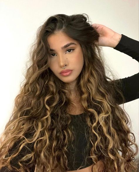 hair hairstylist haircut cabelo penteado mechas caramelo inspo inspiração cachos cacheados Dyed Curly Hair, Highlights Curly Hair, Brunette Hair With Highlights, Natural Wavy Hair, Hairdos For Curly Hair, Wavy Curly Hair, Curly Hair Inspiration, Hair Inspiration Color, Long Curly Hair