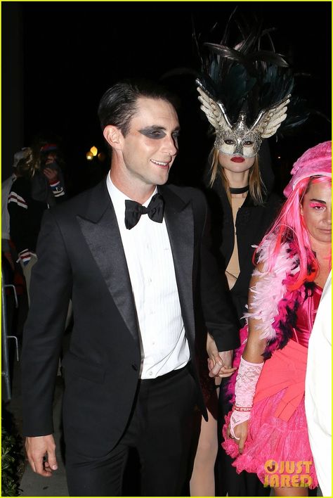 We think the ghost version of Adam Levine is still pretty handsome... Masquerade Ball Men, Adam Levine Behati, Surrealist Ball, Adam Levine Behati Prinsloo, Midsummer Nights Dream Party, Halloween Party Photo, Eyes Wide Shut, 30 Outfits, Celebrity Halloween Costumes