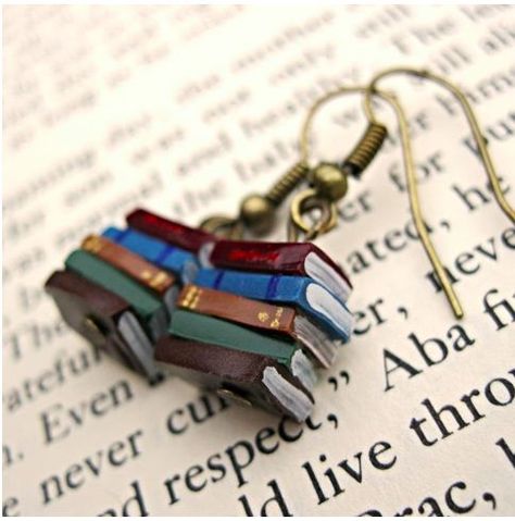 Gift ideas for book lovers: Get her the most adorable book earrings ever. Blythe Bebek, Diy Gifts For Girlfriend, Book Earrings, Book Jewelry, Bookish Gifts, Stack Of Books, I Love Books, Pretty Jewellery, Librarian