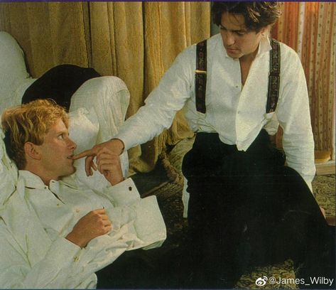 maurice (1987) filme gay casal antigo fotos header icons bastidores shop gay feliz filme gay casal Maurice and clive Maurice 1987, Men In White, Hugh Grant, White Shirts, Dark Academia, Magazine, Tumblr, Pants, White