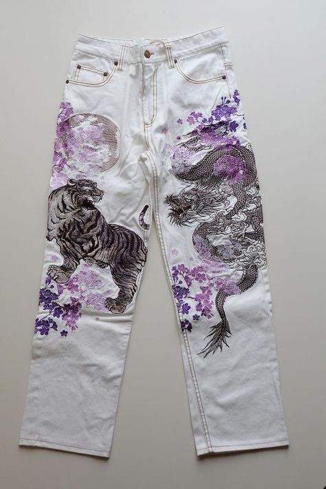 Lavender Dragon, Casual Spring Outfits, Painted Clothes Diy, Dr Shoes, Art Moon, Painted Jeans, White Denim Jeans, Painted Denim, Painted Clothes