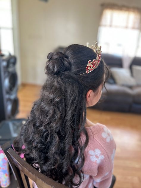 Half Up Half Down Bun Quinceanera Hairstyles, Quinceñera Updos With Crown, Half Up Half Down With Crown, Quince Hair Ideas Half Up Half Down, Princess Hairstyles With Tiara, Hairstyles For Quinceanera With Crown, Quinceanera Hairstyles Half Up Half Down, Hairstyles Quinceanera, Quince Hair