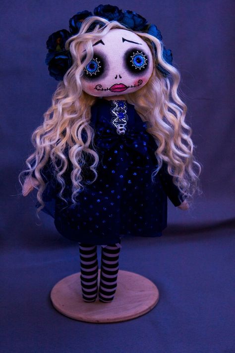 Diy Zombie Dolls, Primitive Halloween Crafts, Eyes Creepy, Creepy Baby Dolls, Craft Pumpkins, Everyday Goth, Diy Rag Dolls, Zombie Dolls, Goth Horror