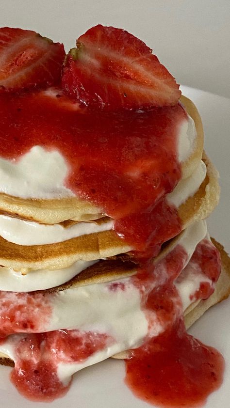 Strawberry Pancakes Aesthetic, Pancakes Cake, Pancakes Aesthetic, Culinary Photography, Strawberry Pancakes, Bakery Foods, Food C, Pretty Dessert, Food Babe