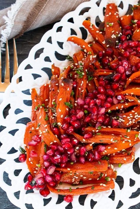 🥕 🍯 Honey Maple Roasted Carrots are a delicious side dish to add to your Autumn meals.  Roasting the carrots in maple syrup and honey brings out a tender sweetness to them that is mouthwatering!  Top them with crunchy pomegranate arils and you add a slightly sour textural component that takes these carrots over the top!🥰 Honey Maple Roasted Carrots, Autumn Meals, Maple Roasted Carrots, Honey Carrots, Peach Lemonade, Ricotta Pasta, Split Pea Soup, Zucchini Muffins, Lemon Ricotta