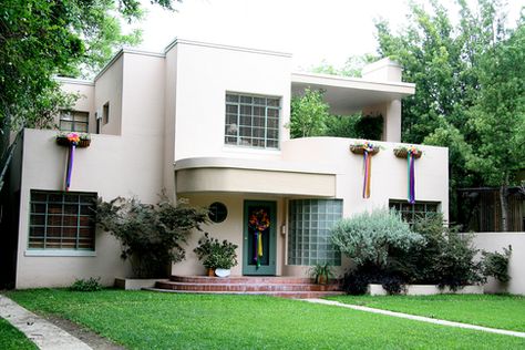 I am an Art Deco Junkie.  The Architecture, the Design, the Furniture, the Jewelry, it all lifts my spirits and makes me happy. Streamline Architecture, Art Deco Exterior, Residence Architecture, Art Deco Houses, 1920s Decor, Arte Art Deco, Art Deco Homes, Deco House, Streamline Moderne