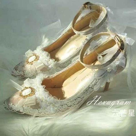 Victorian Style Shoes, Wedding Heels Vintage, Coquette Footwear, Princess Shoes Aesthetic, Sepatu Platform, London Clothes, Princess Heels, Historical Shoes, Victorian Shoes