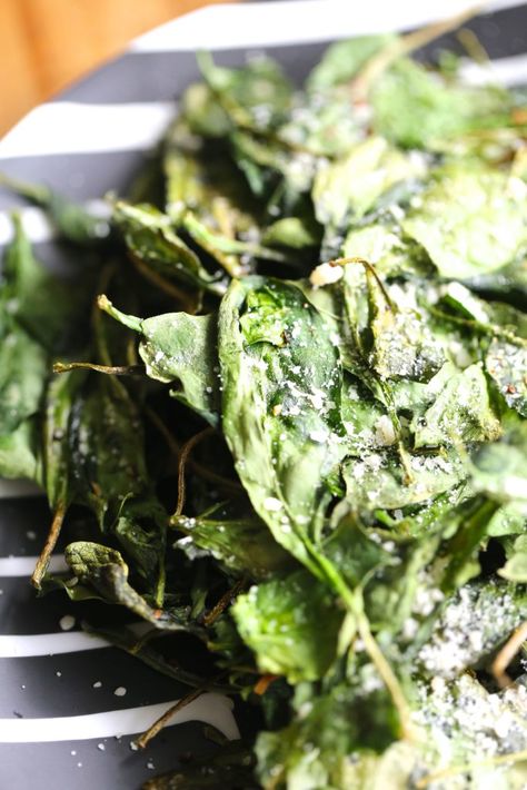 Crispy Spinach, Spinach Chips, Fried Spinach, Air Fryer Recipes Breakfast, Air Fryer Recipes Snacks, Loaded Mashed Potatoes, Raw Spinach, Gluten Free Menu, Spinach Recipes