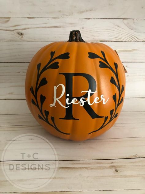 Name Pumpkin Carving, Last Name Pumpkin Painting, Family Pumpkin Ideas, Family Pumpkin Painting Ideas, Family Pumpkin Painting, Pumpkin Quotes, Diy Party Banner, Creative Pumpkin Painting, Pumpkin Family