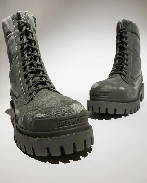 Balenciaga Combat Boots, Balenciaga Boots Mens, Balenciaga Strike Boots Outfit, Balenciaga Strike Boots, Celine Boots, Ropa Upcycling, Balenciaga Boots, Balenciaga Fashion, Balenciaga Men