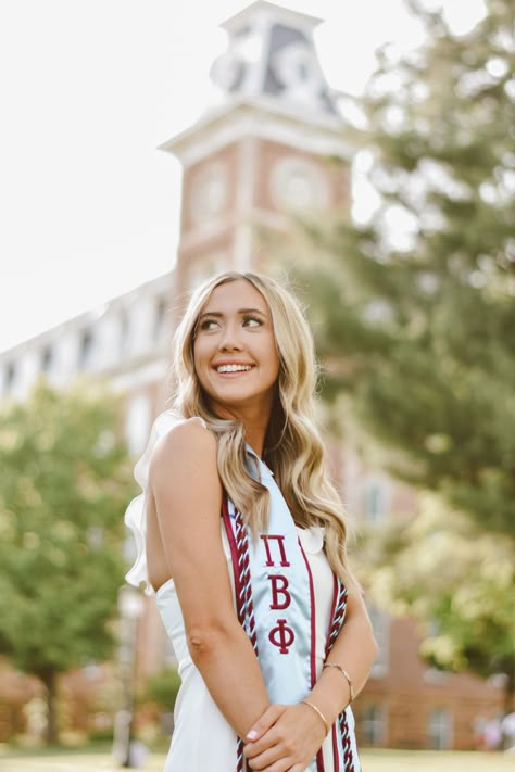 College Campus Senior Pictures, Graduation Picture Poses Cap And Gown, Biology Graduation Pictures, Senior Picture Ideas College, College Senior Picture Ideas, College Graduation Picture Ideas, Unique College Graduation Pictures, Highschool Senior Pictures, College Grad Pics