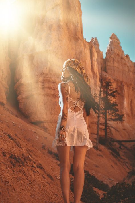 Sedona Photoshoot Photo Ideas, Desert Princess Outfit, Aztec Photoshoot, Astrology Photoshoot, Goddess Branding, Birthday Goddess, Desert Goddess, Desert Princess, Goddess Photoshoot